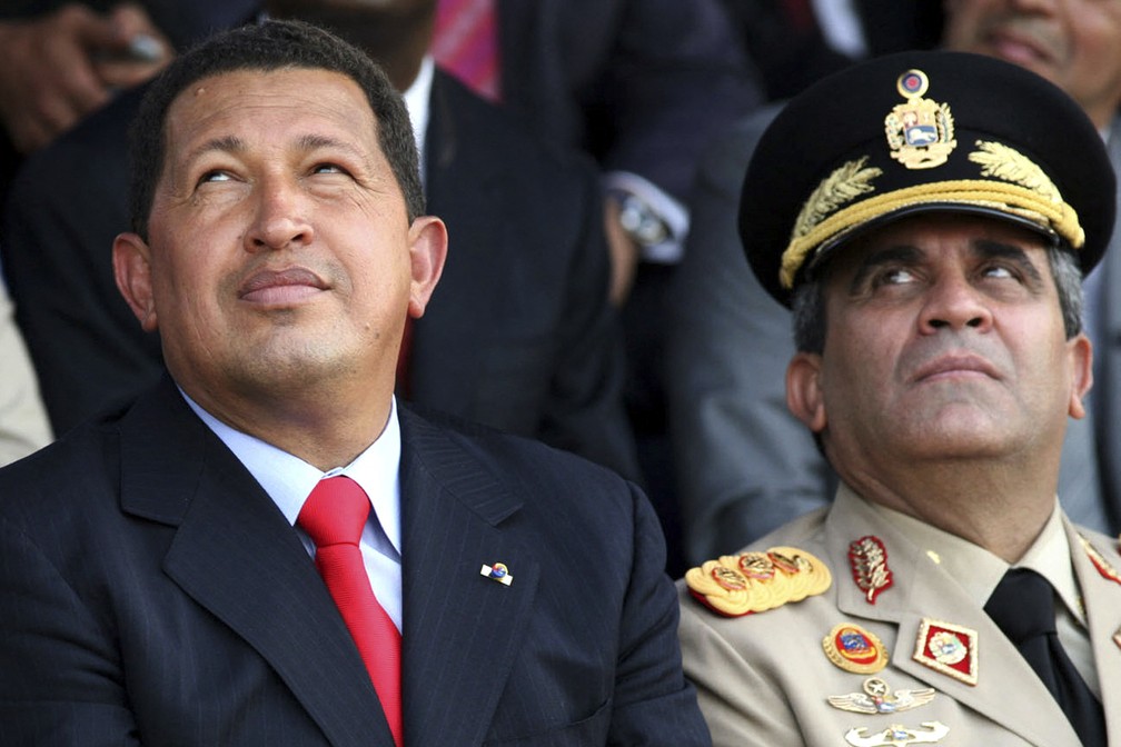 Hugo Chávez e Raúl Baduel, lado a lado, em cerimônia em Maracay, Venezuela, em 2006 — Foto: Jenny Fung/AFP