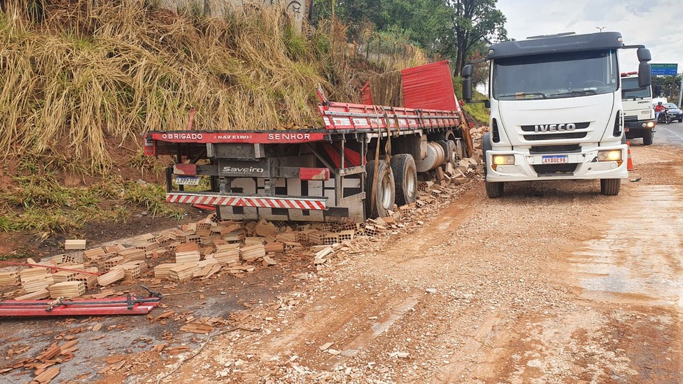 Carga de tijolos ficou espalhada na pista do Anel Rodoviário. — Foto: Camila Falabela / TV Globo