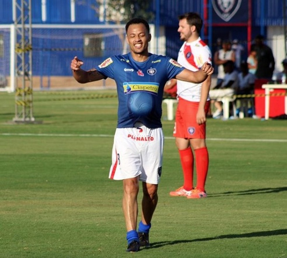 Drama Familiar E Convite Apos Jogo Festivo Leo Gago Comemora Volta Depois De Mais De Um Ano Parado Cianorte Ge