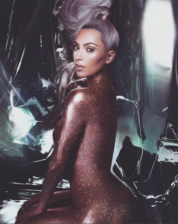 Novo clique de Kim Kardashian com glitter (Foto: Reprodução Instagram)