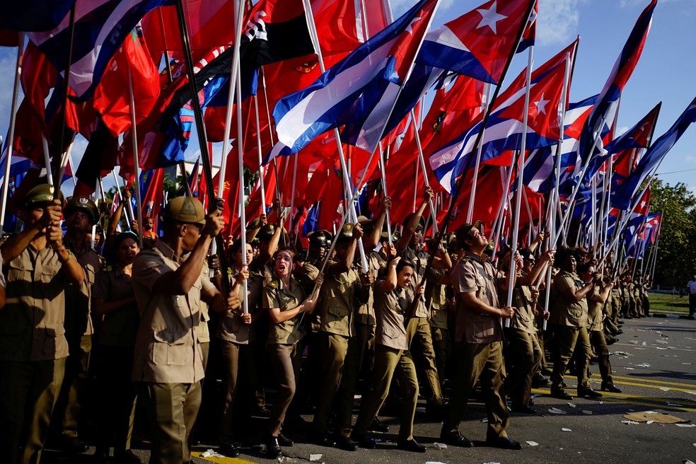 Soldados carregam bandeiras durante o comício de Primeiro de Maio em Havana, Cuba (Foto: Alexandre Meneghini/Reuters)