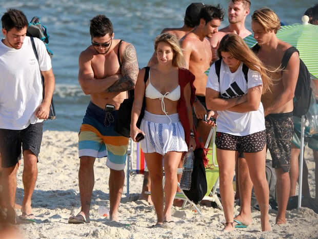 Bruna Griphao curte dia de praia com amigos (Foto: Dilson Silva / AgNews)