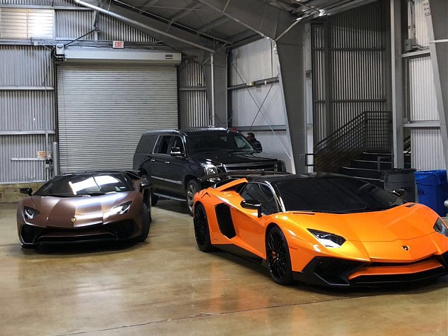 Os carros da socialite Kylie Jenner e de seu namorado, o rapper Travis Scott (Foto: Instagram)