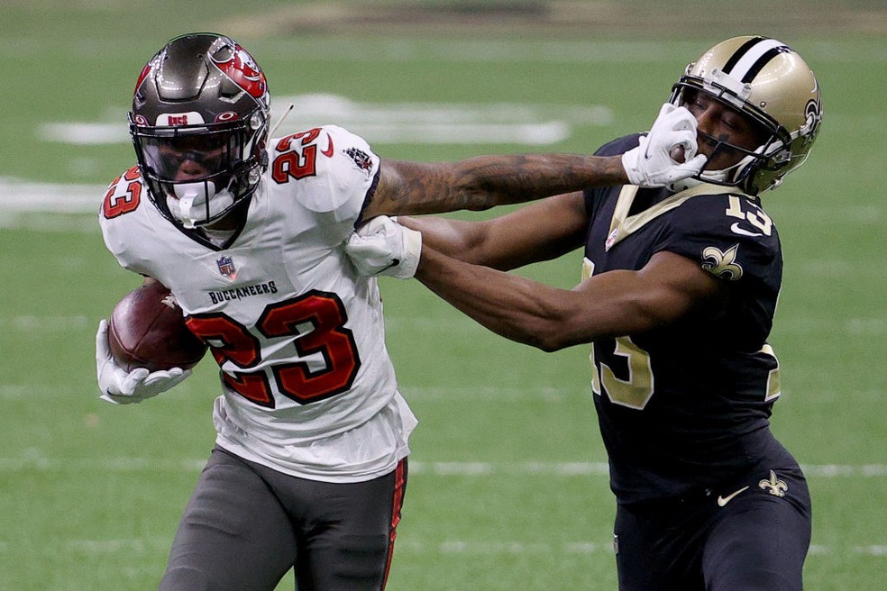  Sean Murphy-Bunting, dos Buccaneers, empurra o rosto de Michael Thomas — Foto: Chris Graythen/Getty Images