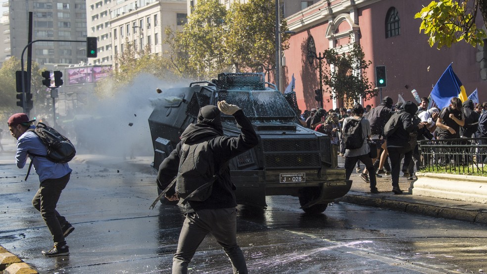Manifestantes contrários à reforma da educação no Chile são dispersados com jatos de água (Foto: MARTIN BERNETTI / AFP)