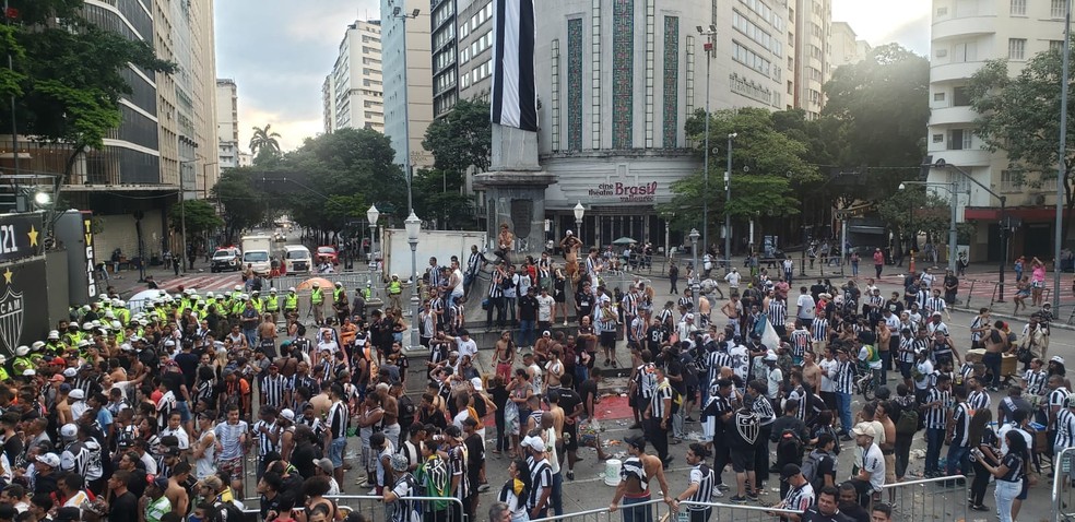 Atleticanos comemoraram o título até o início da manhã — Foto: Globo 