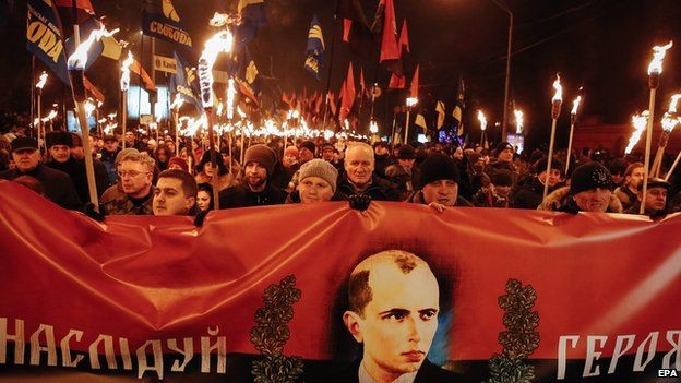 Manifestação de ucranianos de extrema direita em Kiev, em 2015, com a bandeira de nacionalista ucraniano Stepan Bandera, que colaborou com nazistas (Foto: EPA via BBC News)