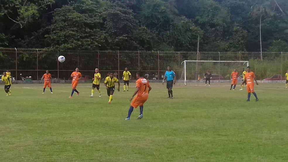 Santana (de amarelo) venceu Pracuúba por 4 a 0 (Foto: Divulgação/FAF)