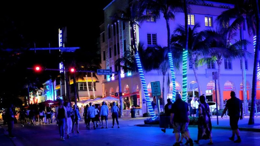 Em Miami Beach, o toque de recolher à meia-noite e as restrições à venda de bebidas alcoólicas continuam em vigor — Foto: Reuters