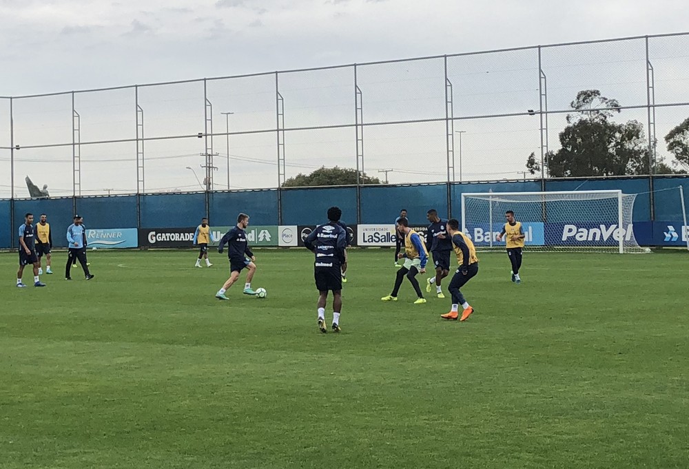 Bressan participa de treino e deve reforçar time reserva do Grêmio contra o Flamengo