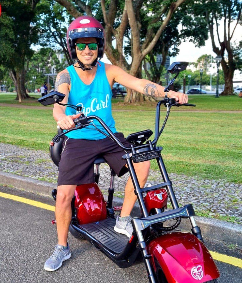 Ênio Santos e sua moto elétrica — Foto: Ênio Santos/Arquivo pessoal