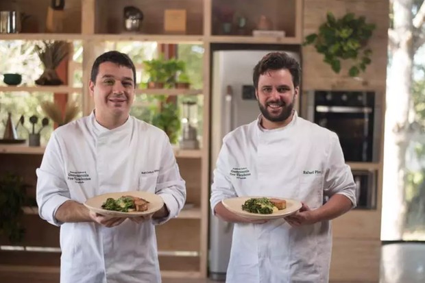 Chefs Rafael Costa e Silva e Rafael Pires fizeram menu para o evento Fartura Pró-Tiradentes (Foto: Thiago Mororandi/Divulgação)