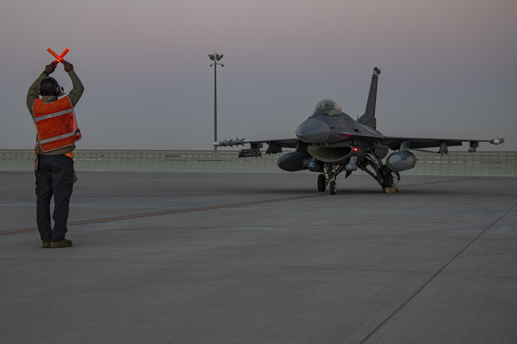 Aviador guia o caça americano F-16 durante treinamento na base aérea de Al-Udeid, no Catar, em 24 de janeiro de 2022 — Foto: U.S. Air Force/Capt. Mahalia Frost, via AP