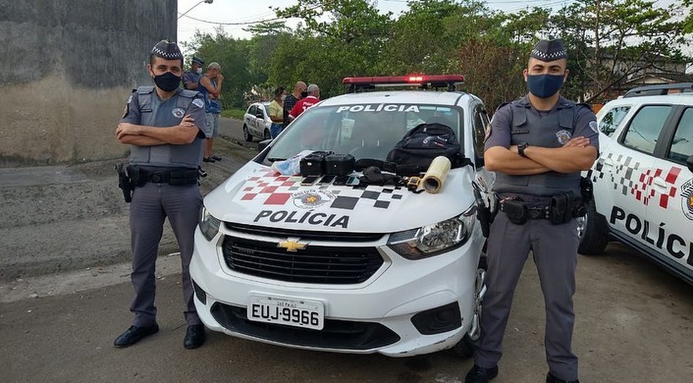 Policiais militares conseguiram devolver pertences &agrave;s v&iacute;timas de roubo &mdash; Foto: Divulga&ccedil;&atilde;o/Pol&iacute;cia Militar