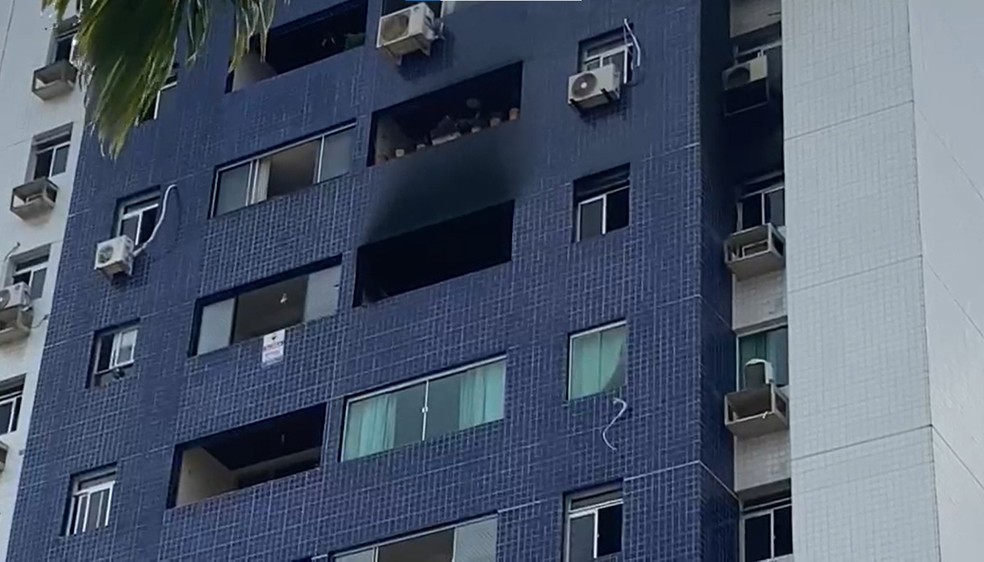 Incêndio atinge apartamento em João Pessoa — Foto: Yanka Oliveira/TV Cabo Branco 