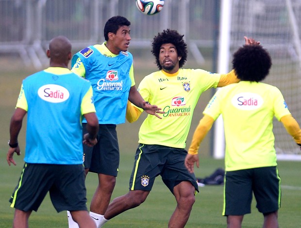 Dante no treino da Seleção Brasileira (Foto: Mowa Press)