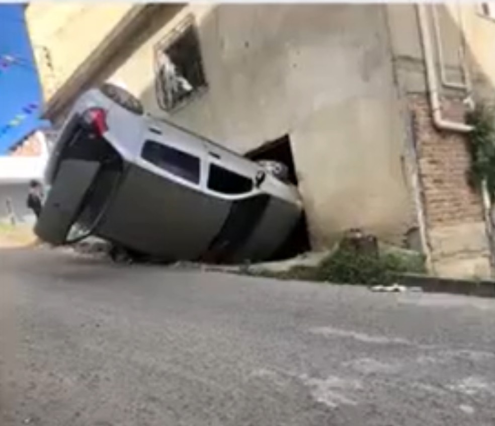 Carro parou com rodas para cima no sul da Bahia. — Foto: TV Santa Cruz