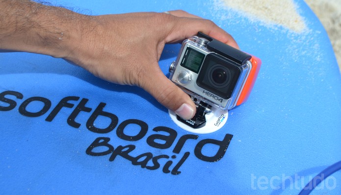 Saiba todos os truques para prender a GoPro na sua prancha de surfe e divirta-se (Foto: Melissa Cruz / TechTudo)