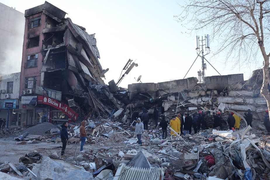 Equipes de emergência e voluntários tentam resgatar sobreviventes dos escombros de um prédio na Turquia