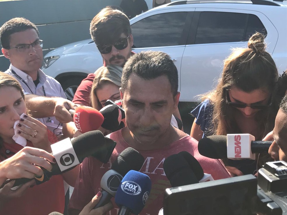 Washington Barbosa, pai de menor que sobreviveu, chegou antes das 9h ao CT do Flamengo — Foto: Cristina Boeckel / G1 Rio