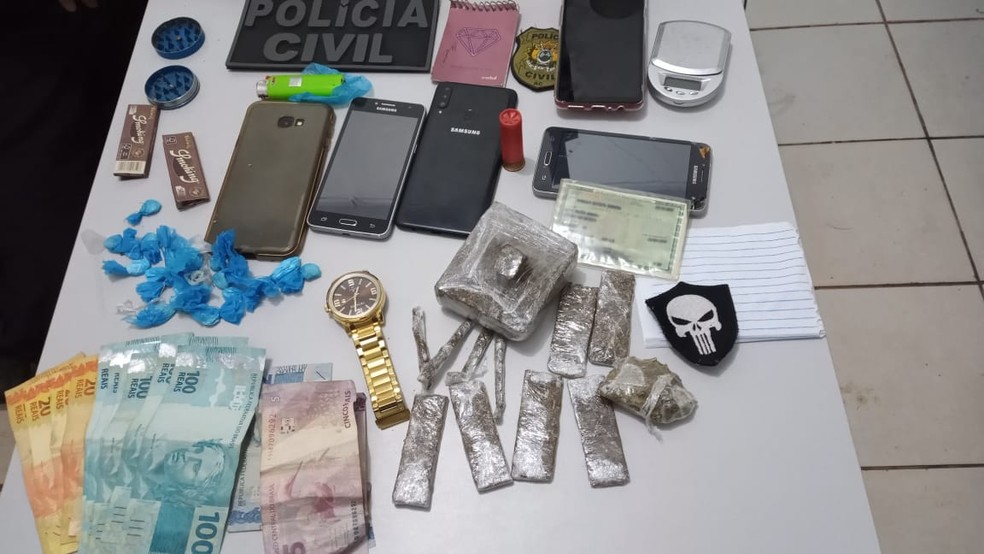 Polícia apreendeu drogas, dinheiro e celulares na propriedade onde homem foi preso  — Foto: Arquivo/PC-AC