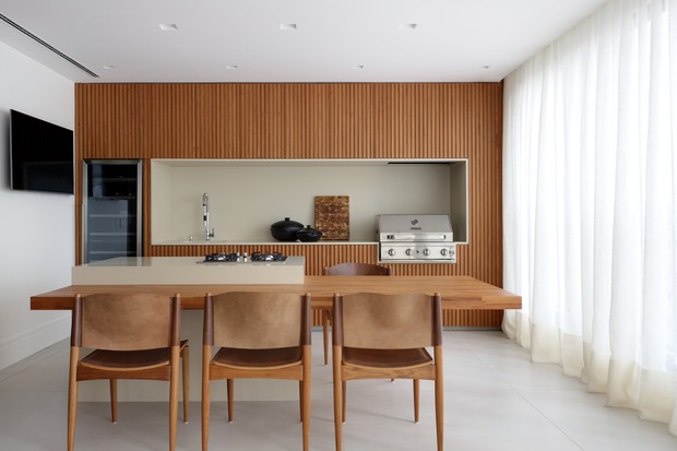 Madeira, cores neutras e integração em apartamento de 410 m² (Foto: FOTOS MARCO ANTÔNIO)