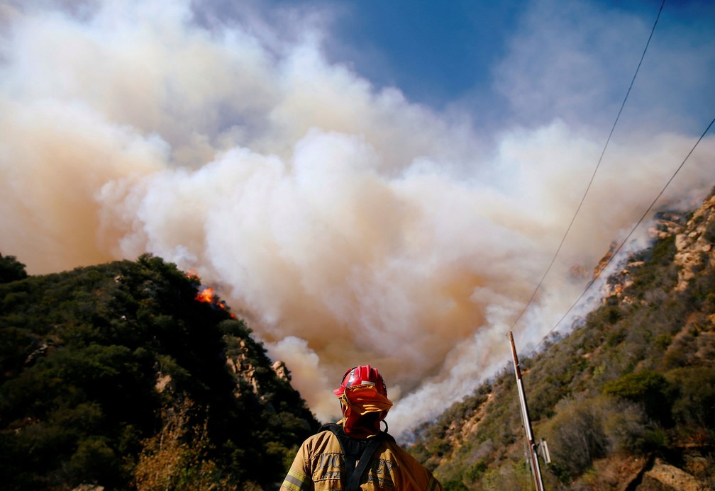 Bombeiros lutam contra o incêndio de Woolsey enquanto continua a queimar em Malibu, na Califórnia, no domingo (11) — Foto: Eric Thayer/ Reuters
