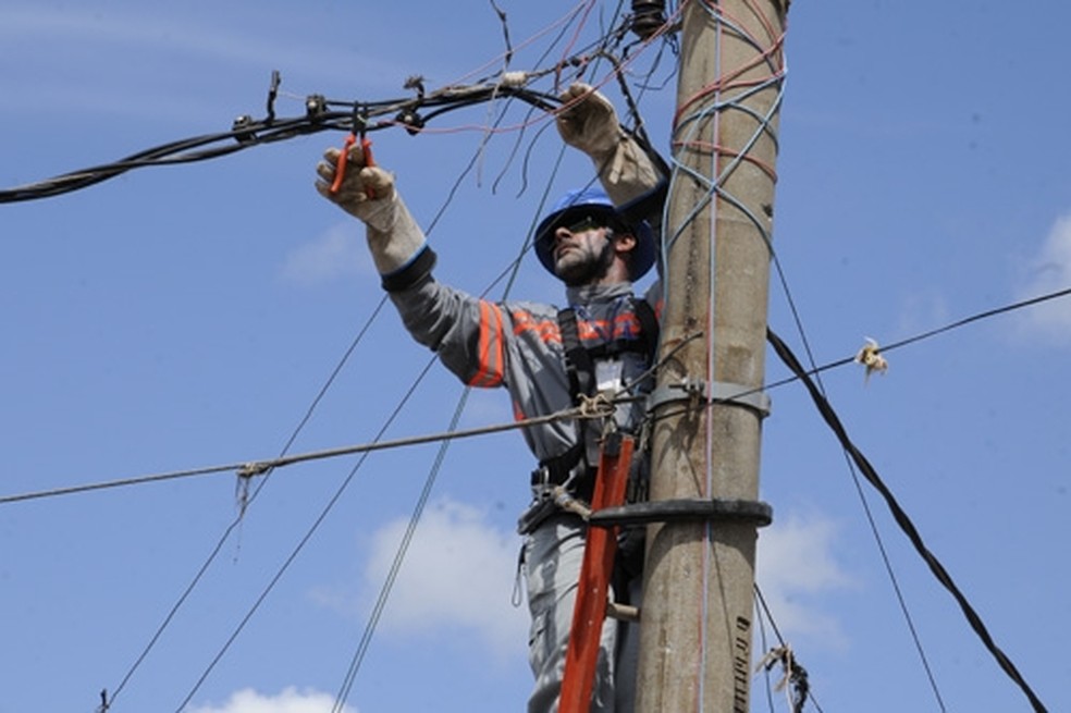 Técnico faz reparo em rede de energia elétrica, em imagem de arquivo — Foto: Pedro Ventura/Agência Brasília