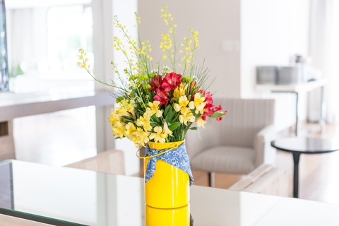 Uma bandana enrolada no vaso de flores dá outra cara para o arranjo. É simples, mas faz toda a diferença para enfeitar o ambiente com elementos que remetem ao tema