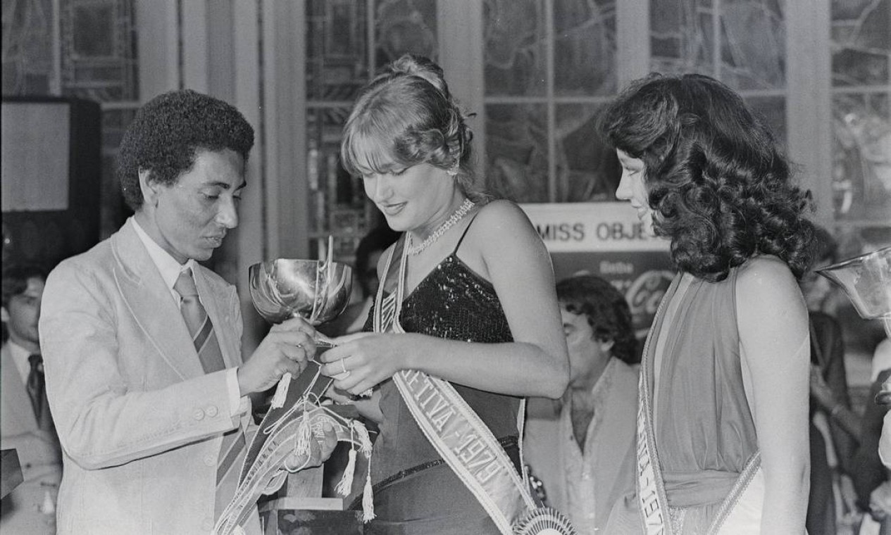 Xuxa Meneghel eleita Miss Objetiva 79, no Fluminense Futebol Clube, em novembro de 1979. A modelo recebeu o troféu das mãos do fotógrafo Wilson Alves  — Foto: Divulgação