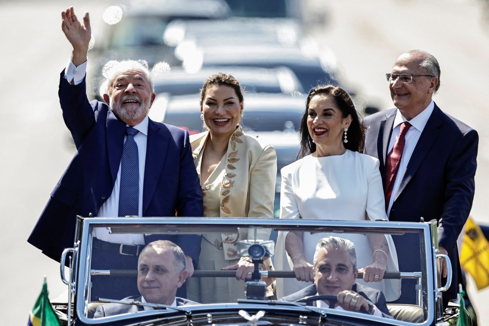 Lula desfila em carro aberto antes da cerimônia de posse, em Brasília, neste domingo (1º) — Foto: Ueslei Marcelino/Reuters