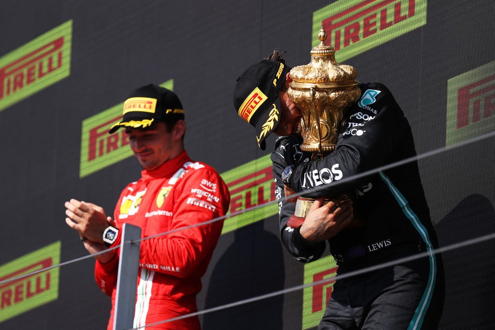 Do quinto lugar após punição por bater em Max Verstappen, Lewis Hamilton se recuperou e venceu GP da Inglaterra — Foto: Lars Baron/Getty Images