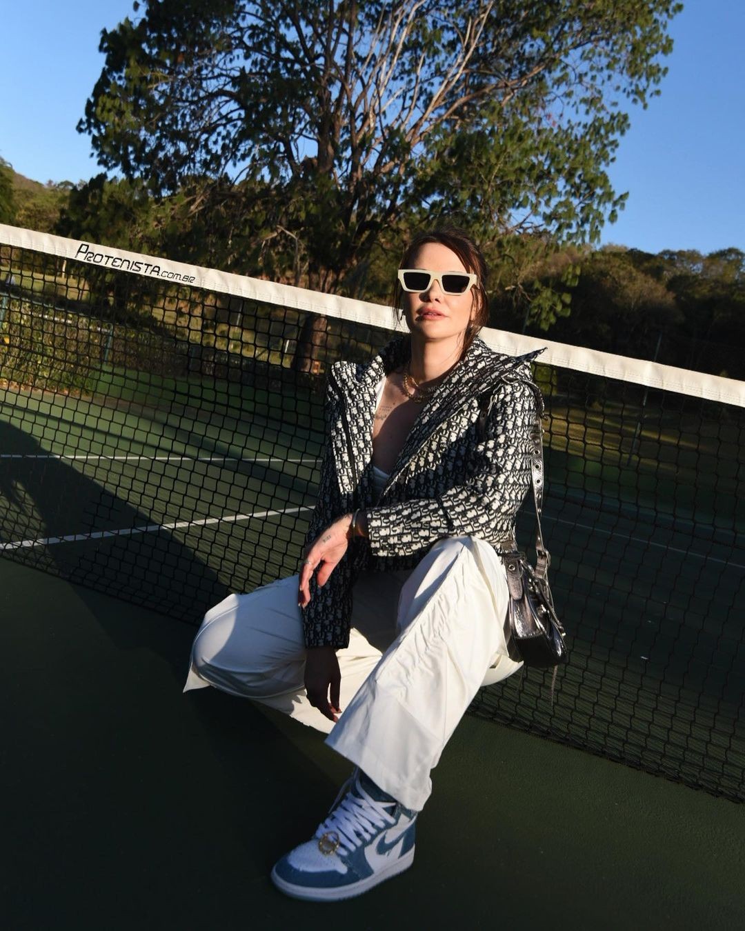 Marcela McGowan posou para fotos em uma quadra de tênis (Foto: Reprodução/Instagram)