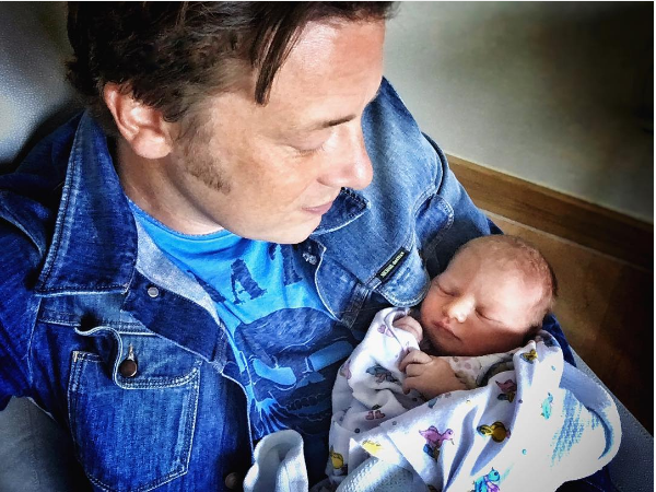 O chef Jamie Oliver e seu filho recém-nascido (Foto: Instagram)
