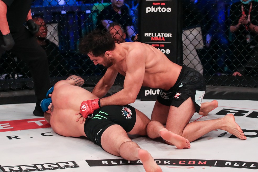 Gegard Mousasi arrasa Austin Vanderford na luta principal do Bellator 275 em Dublin — Foto: Lucas Noonan / BELLATOR MMA