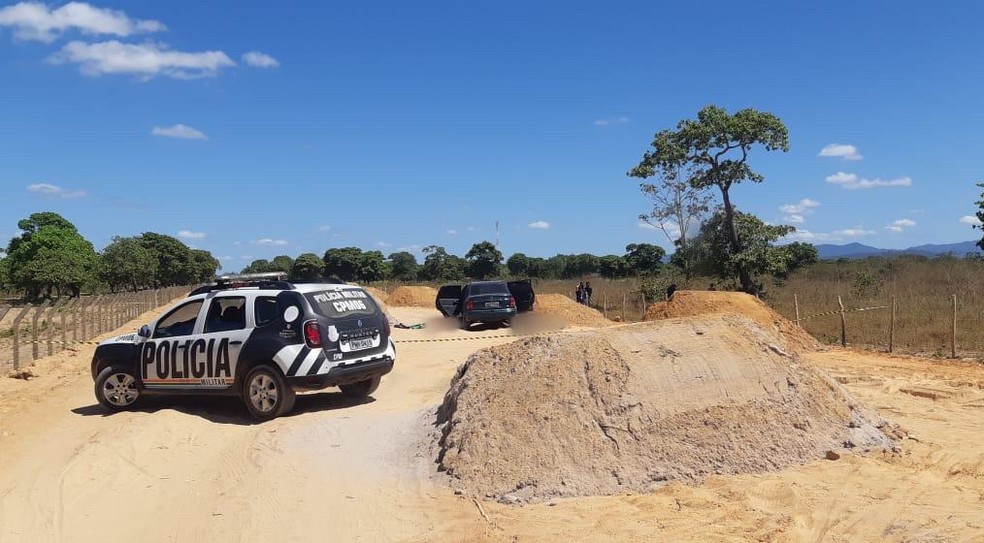Polícia investiga duplo homicídio em Pacajus; corpos foram achados em estrada carroçável  — Foto: SSPDS/Divulgação