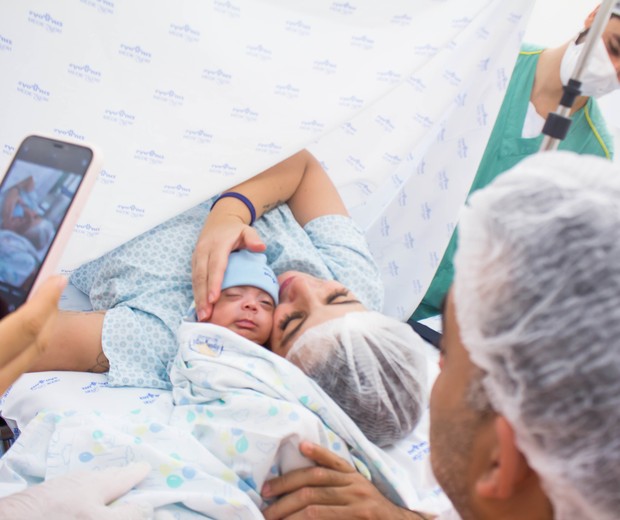 Foto do nascimento, com o marido ao seu lado, foi registrada em 'simulação' do parto de Levi (Foto: Momento Único/Divulgação)