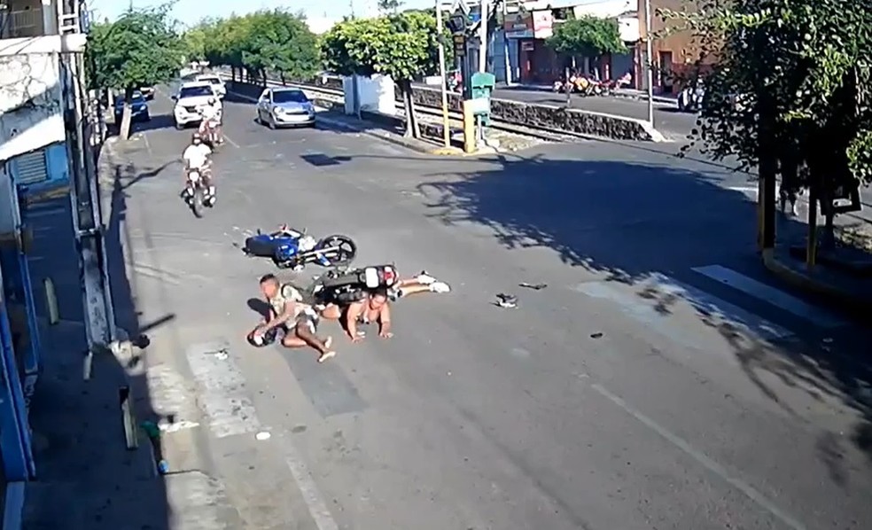 Mulher fica sob motocicleta e homem desmaia após colisão em Juazeiro do Norte, no interior do Ceará — Foto: Reprodução