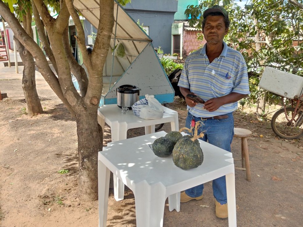 Carlito vende verduras todos os dias em Camapuã (Foto: Nedimar Dias Brandão/InfocoMS)