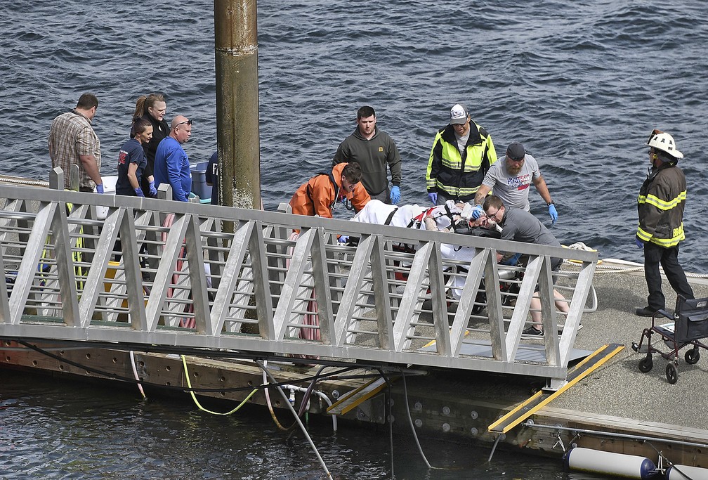 Socorrista resgata passageiro ferido em acidente com hidroaviÃµes no Alasca, nesta segunda-feira (12) â€” Foto: Dustin Safranek/Ketchikan Daily News via AP