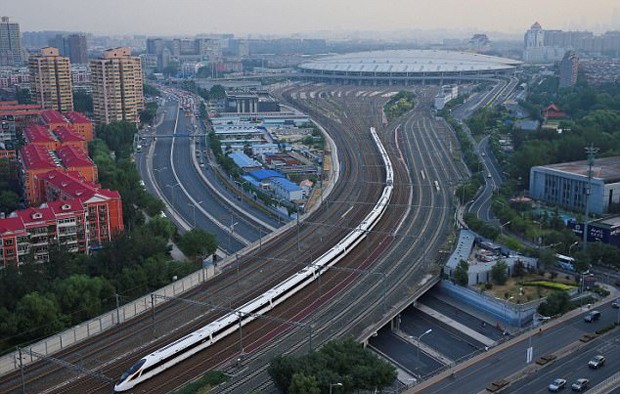 China relança o trem bala mais rápido do mundo, que chega a 400 km/h (Foto: © REUTERS)