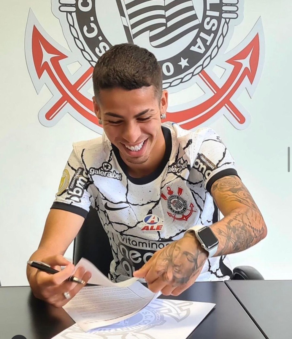 Corinthians aguarda conclusão da venda de Gabriel Pereira para explicar renovação não registrada