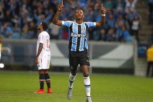 Xodó gremista, Erazo comemora nova fase no Brasil: Tento retribuir ao povo