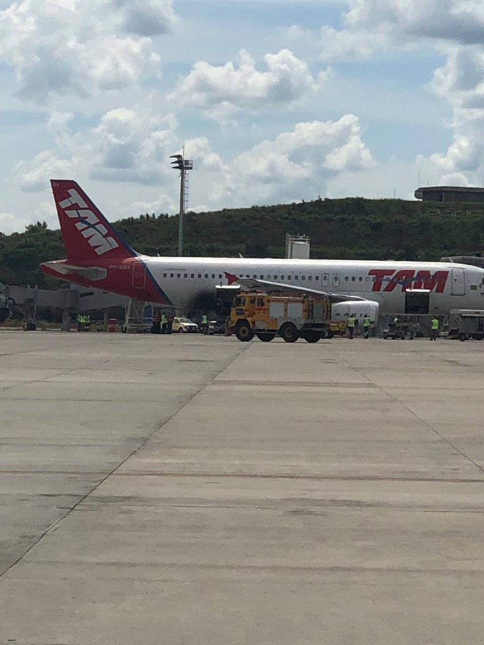 Um equipamento de transporte de bagagens pegou fogo na pista do Aeroporto de Confins.  — Foto: Reprodução/Redes sociais