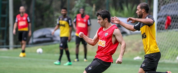 Leandro Donizete disputa bola com Pierre em treino do Atlético-MG (Foto: Bruno Cantini / Flickr do Atlético-MG)