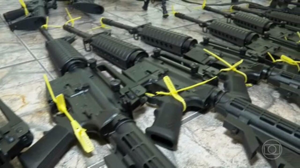 Polícia do Rio apreende arsenal com traficante de armas que tem certificado de colecionador