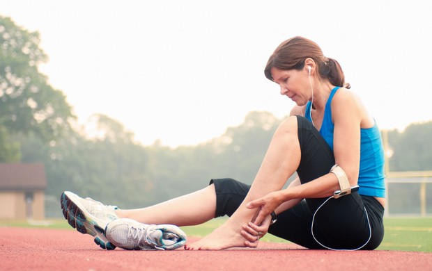 corredora com dor no calcanhar eu atleta (Foto: Getty Images)