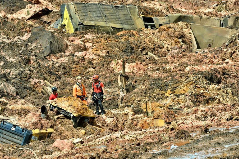 Bombeiros trabalham em Ã¡rea atingida pela invasÃ£o da lama â Foto: Uarlen ValÃ©rio/O Tempo/EstadÃ£o ConteÃºdo