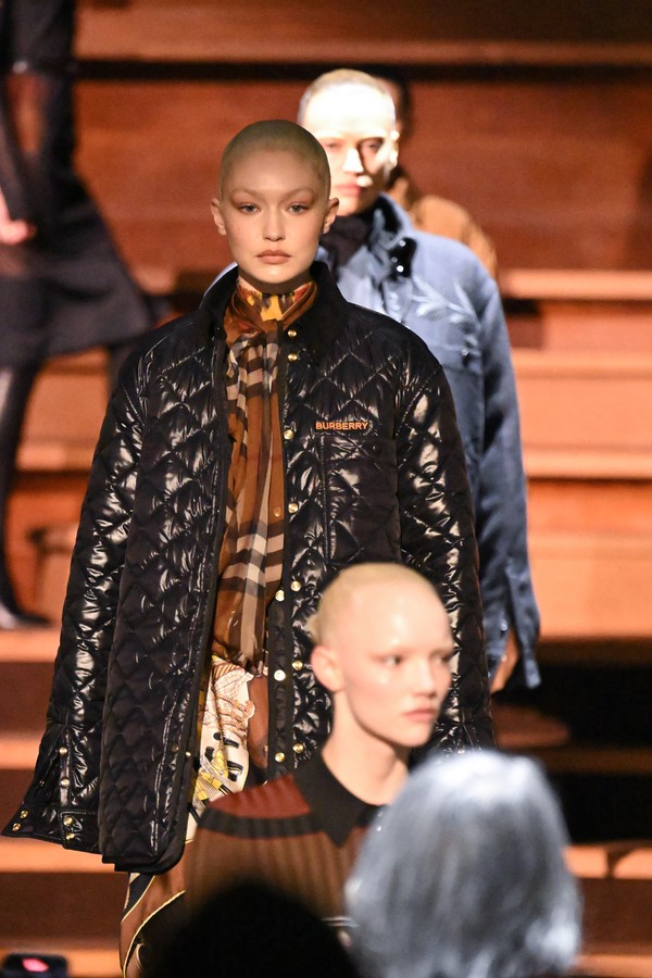 LONDON, ENGLAND - MARCH 11: Gigi Hadid walks the runway of the Burberry A/W 2023 Womenswear Collection Presentation at Central Hall Westminster on March 11, 2022 in London, England. (Photo by Karwai Tang/WireImage) (Foto: WireImage)