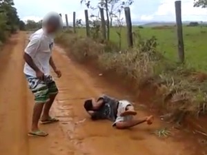 Jovem foi morto a tiros em uma estrada de terra próximo de Senador Canedo, em Goiás (Foto: Reprodução/TV Anhanguera)